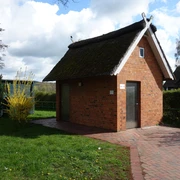 Schiffsanleger 2.JPG Am Schiffsanleger auf der Schlosswiese steht ein Toilettenhaus mit dunklem Dach und weißen Giebeln