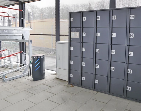 Fahrradparkhaus-Schliessfaecher.jpg Schließfächer in einem Fahrradparkhaus