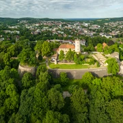 Bielefeld-Sparrenburg-Teutoburger-Wald-Tourismus-D-Ketz-010.jpg Burgruine auf bewaldetem Hügel, umgeben von Stadt und grüner Hügellandschaft.