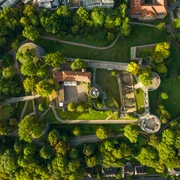 Bielefeld-Sparrenburg-Teutoburger-Wald-Tourismus-D-Ketz-044.jpg Burganlage mit grünen Bäumen von oben, Wege schlängeln sich durch die Landschaft.