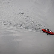 Beverungen-Weser Skywalk-Teutoburger-Wald-Tourismus-D-Ketz-021.jpg Ein rotes Kajak mit zwei Personen, die auf einem ruhigen Fluss paddeln, von oben gesehen.Een rode kajak met twee peddelende mensen op een kalme rivier, van bovenaf gezien.A red kayak with two people paddling on a calm river, seen from above.