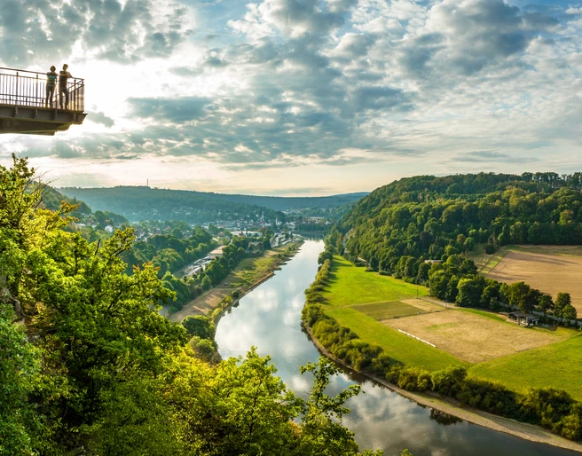 Beverungen-Weser Skywalk-Teutoburger-Wald-Tourismus-D-Ketz-007-CC-BY-SA.jpg <p>Blick von Aussichtsplattform auf Waldlandschaft und Fluss im Tal bei Sonnenuntergang.</p><p>Uitzicht op het boslandschap en de rivier in de vallei vanaf het uitkijkplatform bij zonsondergang</p>.<p>View of the forest landscape and river in the valley from the viewing platform at sunset</p>.