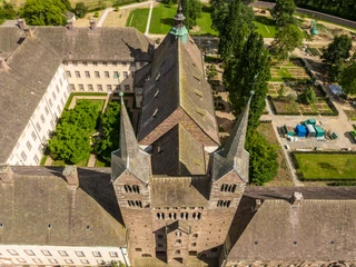 Hoexter-Corvey-Teutoburger-Wald-Tourismus-D-Ketz-203.jpg Luftaufnahme eines historischen Gebäudekomplexes mit hohem, spitzem Dach und mehreren Türmen.