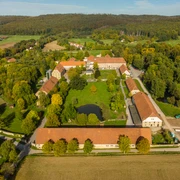 Warburg-Kloster Hardehausen-Teutoburger-Wald-Tourismus-D-Ketz-053-CC-BY-SA.jpg Luftaufnahme eines historischen Gutshofes, umgeben von grünen Feldern und dichten Wäldern.