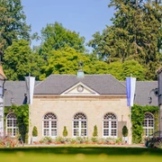 Brunnenarkaden im Gräflichen Park Das Haus der Brunnenarkaden von vorne im Gräflichen Park.