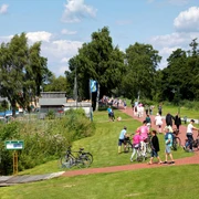 Zahlreiche Menschen auf dem Deich in Hüde
