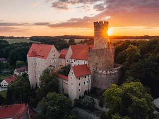Burg Gnandstein bei Sonnenuntergang - Sehenswürdigkeiten in der Leipzig Region Vogelperspektive auf die imposante Burg Gnandstein in Frohburg bei Sonnenuntergang, Familie, Freizeit, Kinder, Ausflug