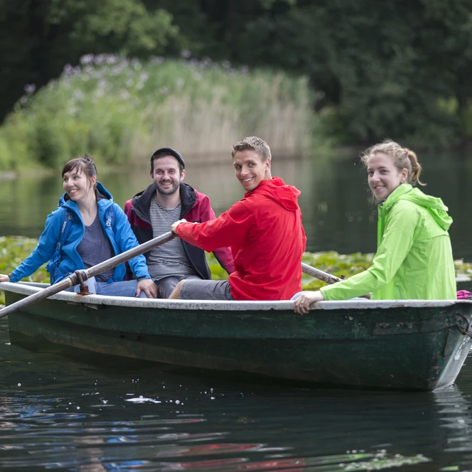 Bootstour mit Freunden auf dem Albrechtshainer See - Ausflüge in der Leipziger Region