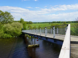 Die Brücke mit dem Knick Über die Hamme zwischen Worpswede und Osterholz-Scharmbeck geht es für Fußgänger auch über die Brücke mit dem Knick