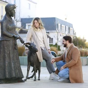 Frau mit Ziege und Familie
