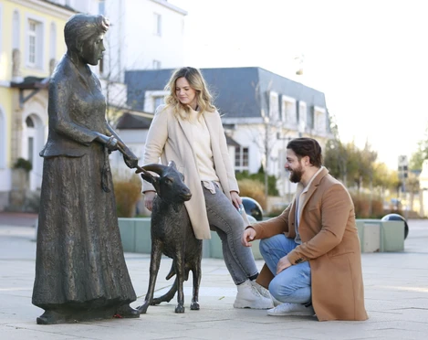 Frau mit Ziege und Familie