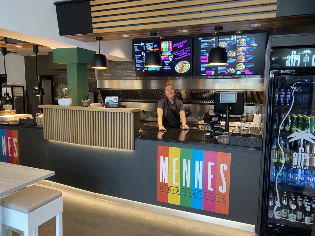 hx_mennes_bratwerk_2023.JPG Moderner Gastronomietresen in Holz und grau mit Leuchtdisplays