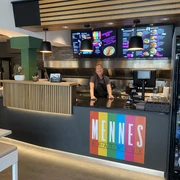 hx_mennes_bratwerk_2023.JPG Moderner Gastronomietresen in Holz und grau mit Leuchtdisplays