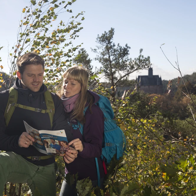 Wandern an der Zschopau im Herbst - Burg Kriebstein in der Region Leipzig
