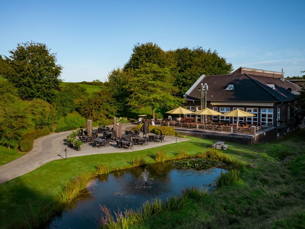 Landhaus Grevenmühle in Ratingen Landhaus Grevenmühle in Ratingen mit großer Terrasse, umgeben von Grünflächen und Teichanlage.