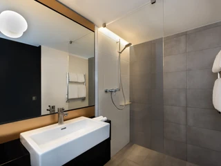 Bad des Hotelzimmer Studio im Tagungshotel Adina Apartment Hotel | Leipzig Convention Bureau  Bad des Hotelzimmer Studio im Tagungshotel Adina Apartment Hotel – präsentiert vom Leipzig Convention BureauBathroom of the studio hotel room at the conference hotel Adina Apartment Hotel – presented by the Leipzig Convention Bureau