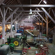 Ostfriesisches Landwirtschaftsmuseum Campen Blick in die Scheune des Museums mit den historischen Treckern und Fahrzeugen.