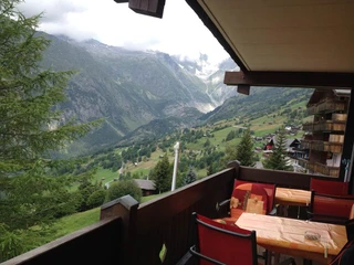 grosser Balkon mit Aussicht ins Tal.JPG