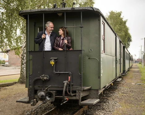Schmalspurbahn Wilder Robert - Ausflüge in die Region Leipzig  Ein Paar lächelt sich auf der Schmalspurbahn Wilder Robert in der Region Leipzig an, Natur