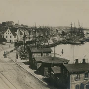 Be- und Entladen am Dampfschiffspavillon um 1900