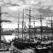 Finnische Holzsegler an der Schiffbrücke um 1920