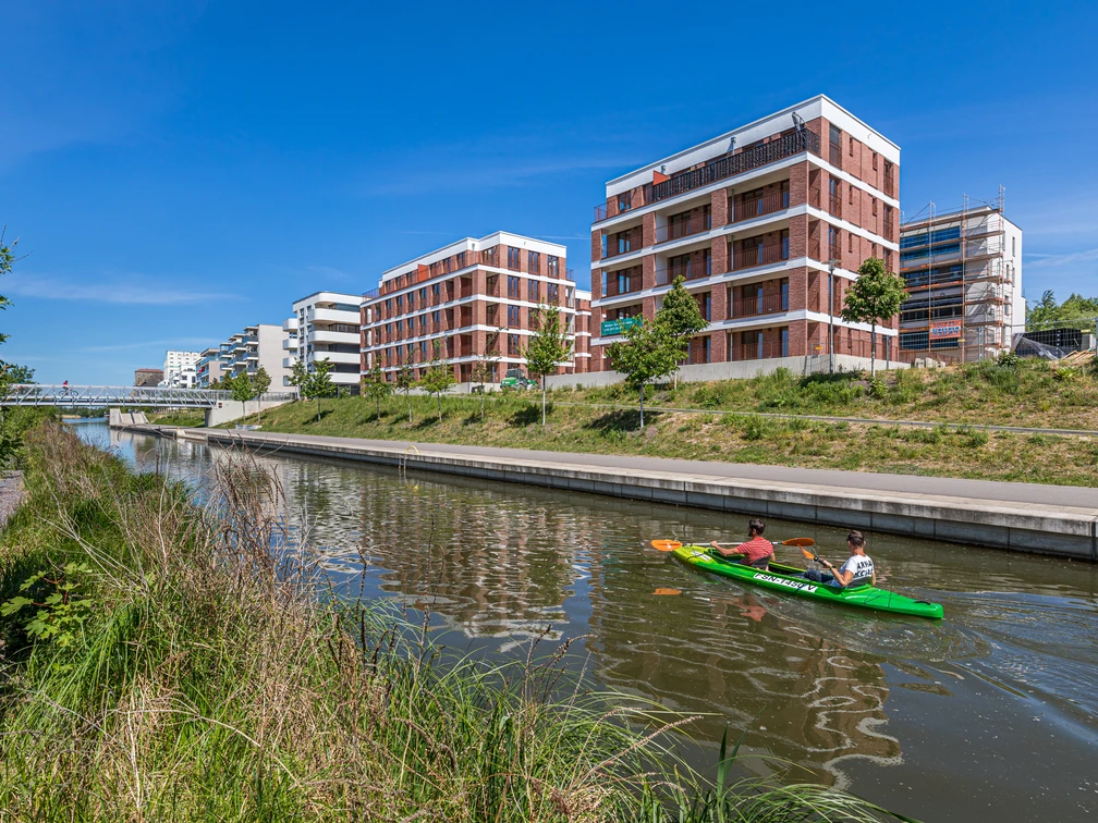 Lindenauer Hafen - Wasserstadt Leipzig Lindenauer Hafen mit zwei Kanufahrern, Wasser, Natur, Architektur