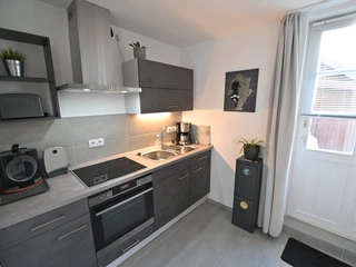 ferienhaeuschen_an_der_stadtmauer_kueche.jpg Küchenzeile mit Elektrogeräten und Spüle Kitchen unit with electrical appliances and sink