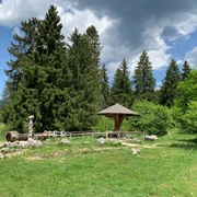 Brunnen mit Sitzbank am Ried