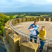 Borgholzhausen-Burg Ravensberg-Teutoburger-Wald-Tourismus-D-Ketz-091.jpg Eine Frau und ein Mann betrachten eine weite, grüne Landschaft von einem runden Aussichtsturm aus.