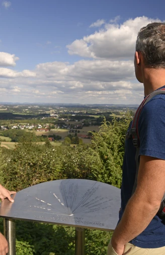 Steinhagen-Schwedenschanze-Teutoburger-Wald-Tourismus-F-Grawe (97).JPG Zwei Wanderer mit Rucksäcken betrachten von einer Aussichtsplattform aus die weite Landschaft des Teutoburger Waldes.