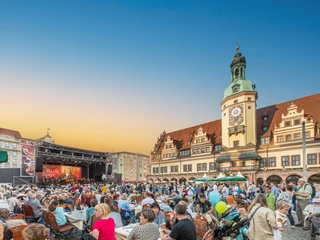 Bachfest am Alten Rathaus in der Musikstadt Leipzig - Kultur auf der Bachstage am Markt  Bachfest am Alten Rathaus in der Leipziger Innenstadt, blauer Himmel