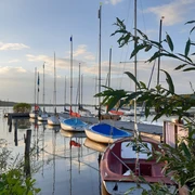 Blick von der Segelschule.jpg Blick von der Segelschule auf den See mit mehreren Segelbooten