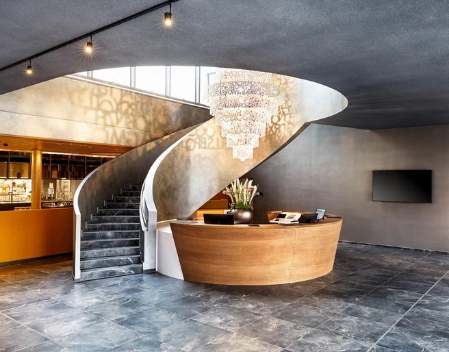 Lobby des Tagungshotel HYPERION Hotel Leipzig | Leipzig Convention Bureau  Lobby des Tagungshotel HYPERION Hotel Leipzig – präsentiert vom Leipzig Convention BureauLobby of the conference hotel HYPERION Hotel Leipzig – presented by the Leipzig Convention Bureau