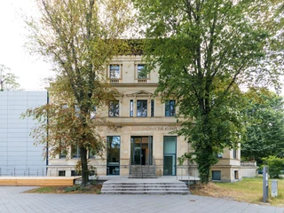 Außenansicht der Galerie für Zeitgenössische Kunst - Kulturelle Ausstellungen in Leipzig Eingang der Galerie für zeitgenössische Kunst zwischen zwei großen Laubbäumen, Kunst, Kultur, Ausstellungshaus