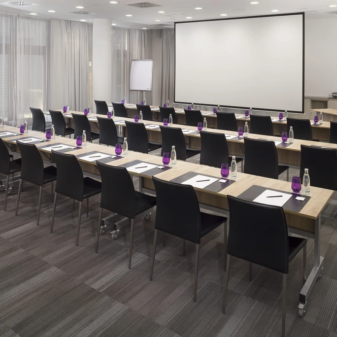 Meeting room Kosmos 1 with parliamentary seating at the conference hotel INNSIDE by Meliá Leipzig | Leipzig Convention Bureau