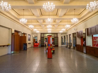 Foyer der Musikalischen Komödie - Kultur in Leipzig Foyer der Musikalischen Komödie mit erleuchteten Kronleuchtern, Litfaßsäule und Garderobe