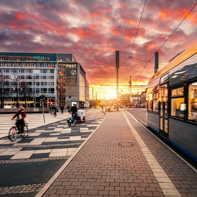 Augustusplatz Leipzig mit Straßenbahn und Radfahrern | Leipzig Convention Bureau