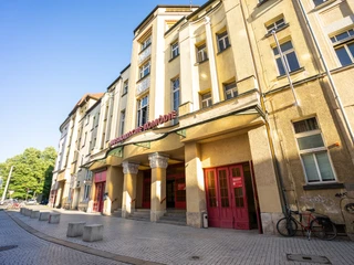 Eingang der Musikalischen Komödie - Musik und Theater in Leipzig  Eingang der Musikalischen Komödie aus der Froschperspektive im Sonnenlicht