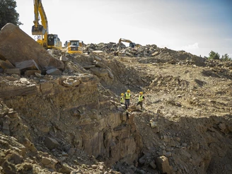 Steinbruch Blick auf einen aktiven Steinbruch in Lindlar, Arbeiter in Schutzkleidung, umgeben von Baggern.