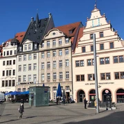 Alte Waage auf dem Markt in der Leipziger Innenstadt Alte Waage in der Innenstadt Leipzig mit Passanten im Sonnenschein
