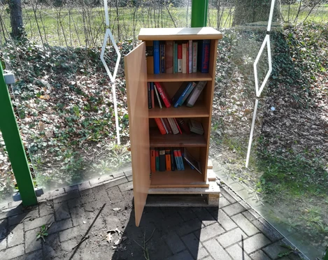 Bücherschrank im Bushäuschen