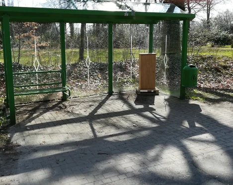 Bücherschrank im Bushäuschen