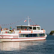 Schiff Heinrich der Löwe 1.jpg Schiffsrundfahrt auf dem See mit Passagieren an Bord
