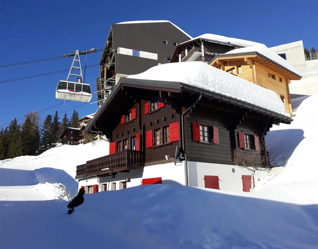 Rotkäppli neben Bahn