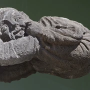 Das Bonner Brückenmännchen  Das Bonner Brückenmännchen (bönnsch: Bröckemännche) ist eine Steinskulptur, die 1898 beim Bau der ersten Bonner Rheinbrücke am rechten Turm des Beueler Strompfeilers befestigt wurde und ihren Hintern zur Beueler Seite streckte. Hintergrund war, dass die Brücke ausschließlich von Bonnern finanziert wurde, weil sich die Bewohner der schäl Sick nicht an den Kosten beteiligen wollten.