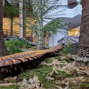 Tausendfüßer(c)ImkePieper.jpg Ein naturgetreues Modell eines prähistorischen Tausendfüßers, umgeben von künstlicher Vegetation.