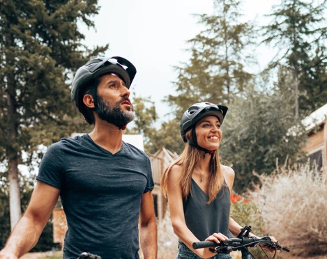 Fahrradverleih in der Tourist-Information happiness couple with mountain ebike outdoors