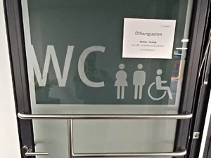 Öffentliche Toilette im Petersbogen - Barrierefreie Sanitäranlagen in Leipzig Öffentliche barrierefreie Toilette im Untergeschoss des Petersbogens in Leipzig