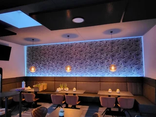 Pier1_Ansicht Innen Sitzplätze Detail.JPG Gastraum mit Tischen und Stühlen