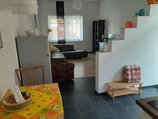 Dreppenstedt Offene Küche und Wohnbereich mit heller Einrichtung und modernen Möbeln, in einem gemütlichen Licht.